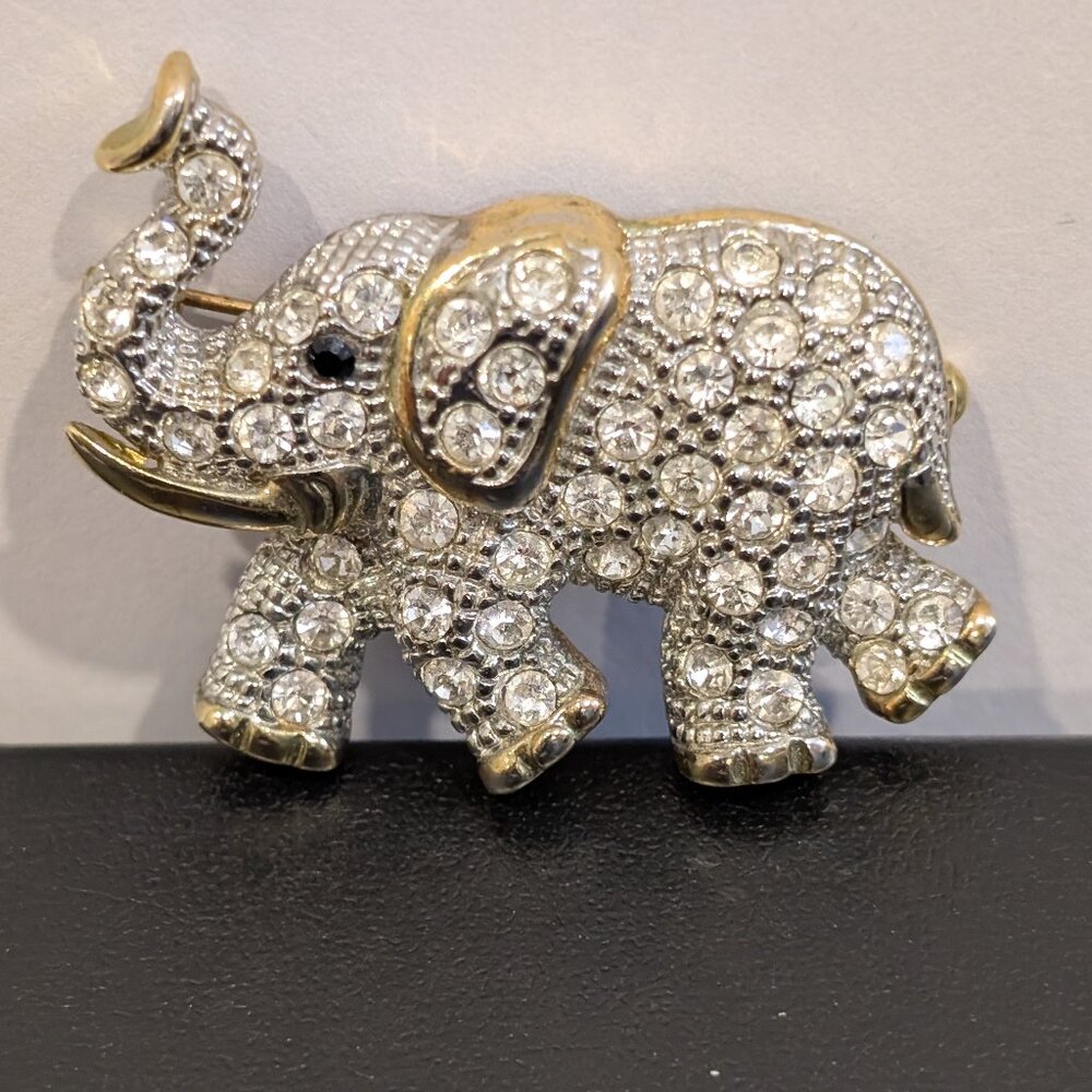 Bouncing Crystal elephant brooch